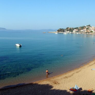 Φοινικούντα, το λιμανάκι και η παραλία