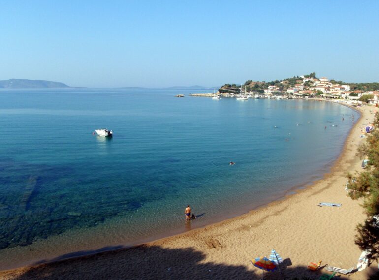 Φοινικούντα, το λιμανάκι και η παραλία