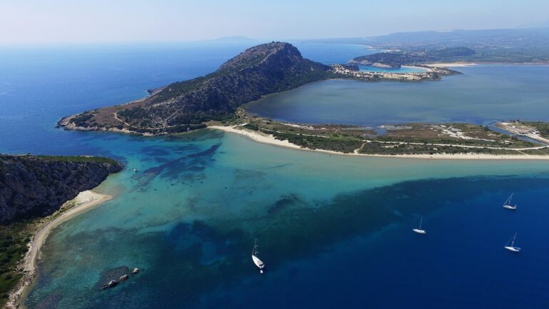 Η λιμνοθάλασσα της Γιάλοβας με την παραλία Ντιβάρι και τη Σφακτηρία στο βάθος