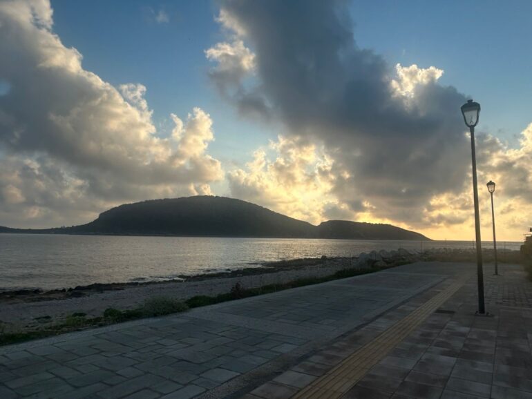 Το νησί Πρώτη όπως φαίνεται από τη Μαραθόπολη