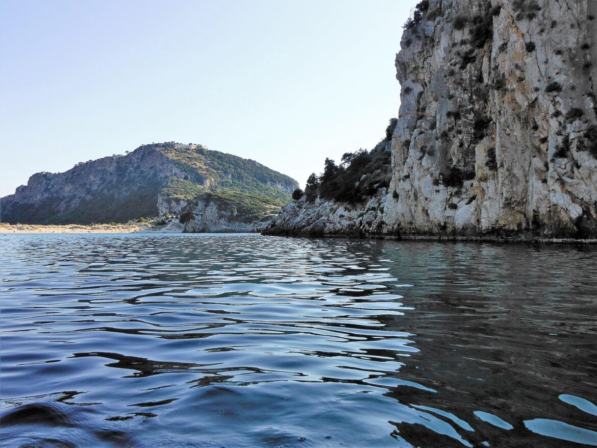 Το Παλαιόκαστρο του Ναβαρίνου όπως φαίνεται από την παραλία της Βοϊδοκοιλιάς