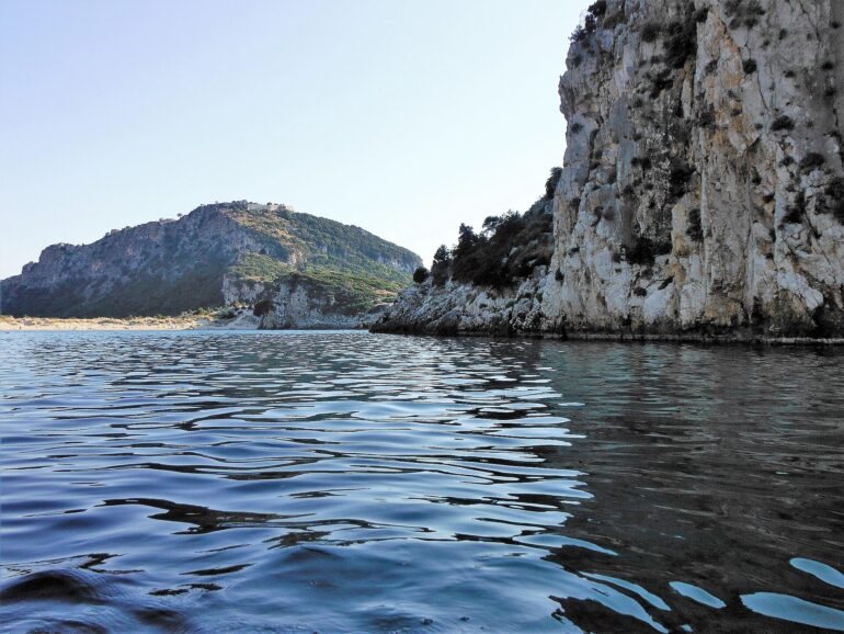 Το Παλαιόκαστρο του Ναβαρίνου όπως φαίνεται από την παραλία της Βοϊδοκοιλιάς