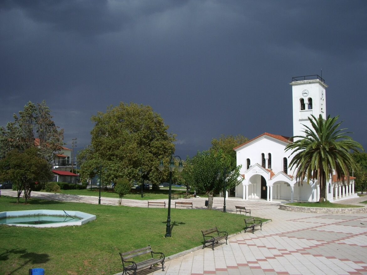 Η κεντρική πλατεία του Πεταλιδιού με τον ναό του Αγίου Νικολάου
