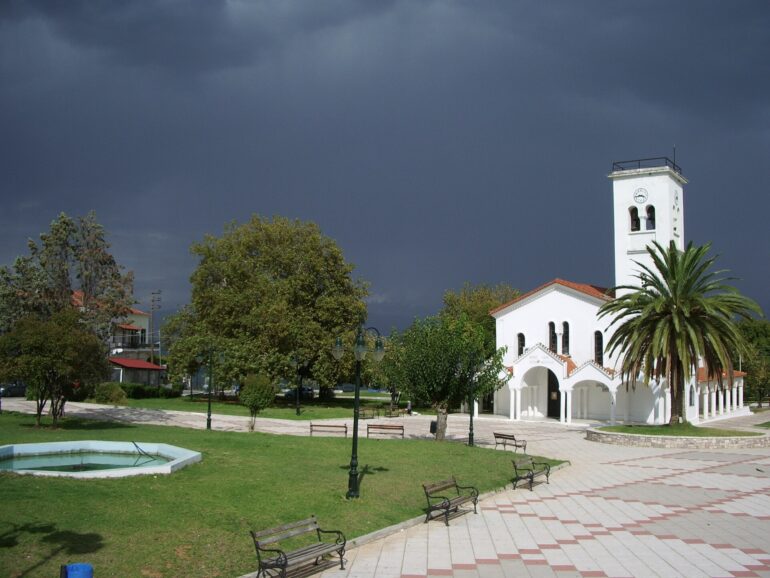 Η κεντρική πλατεία του Πεταλιδιού με τον ναό του Αγίου Νικολάου