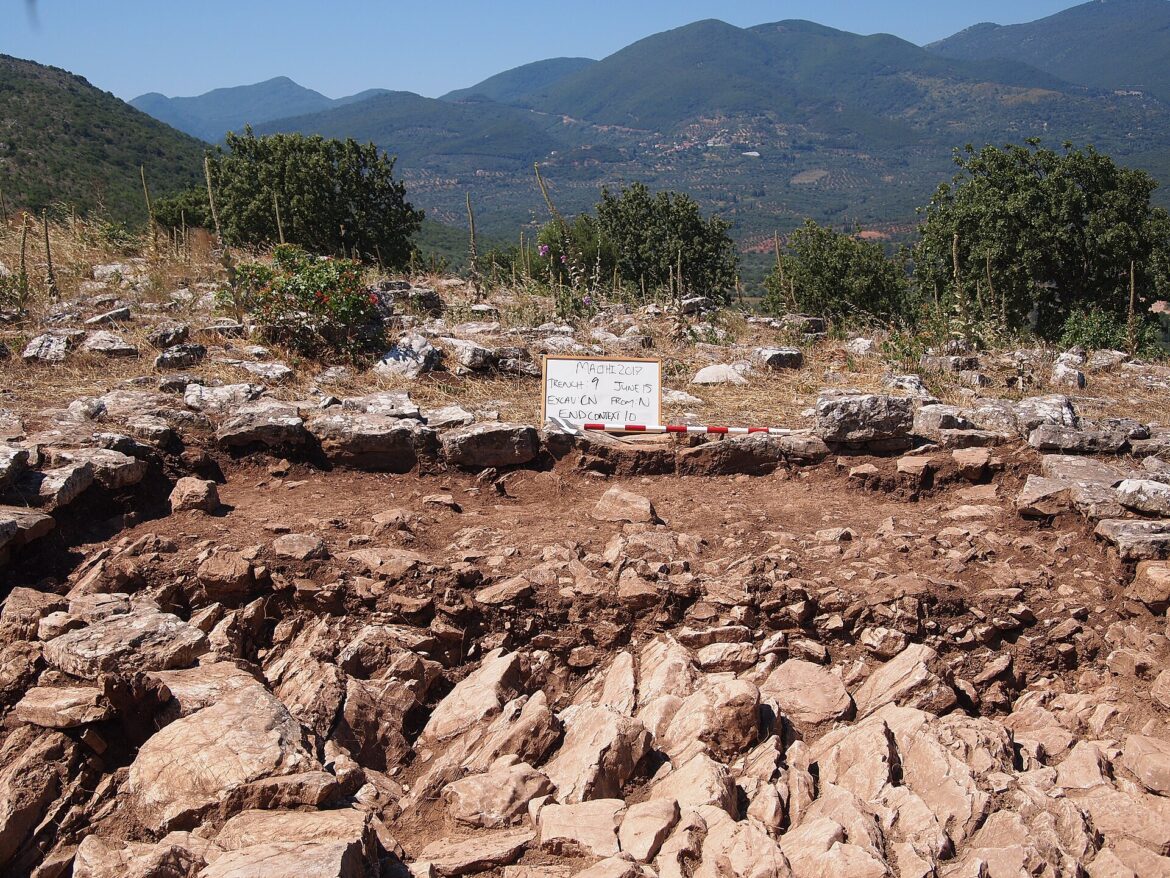 Η βόλτα της ημέρας: Δώριο και Μάλθη — ο λόφος που τραγούδησε πρώτος