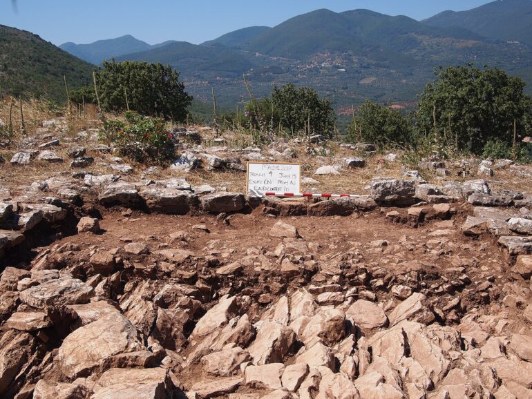 Η ανασκαφή στον προϊστορικό οικισμό της Μάλθης με θέα την κοιλάδα του Σουλιμά