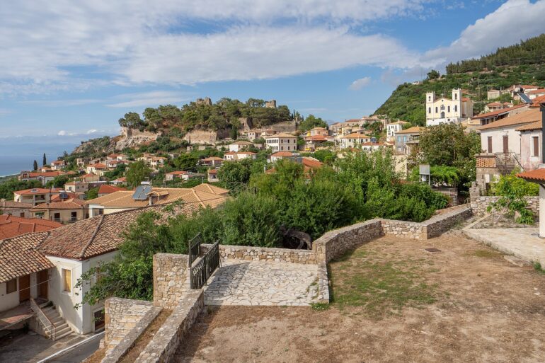 Η Άνω Πόλη της Κυπαρισσίας με το κάστρο στην κορυφή και το Ιόνιο στο βάθος