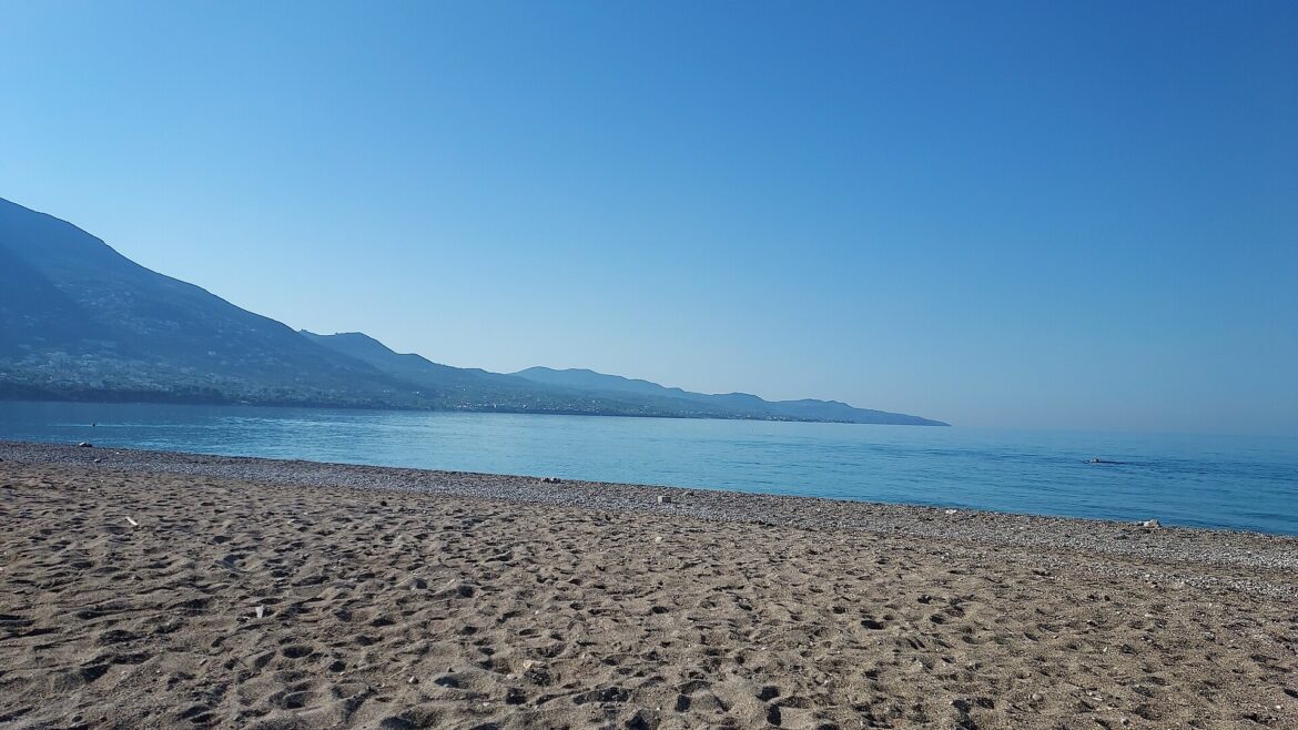 Η ανατολική παραλία της Καλαμάτας με θέα προς τη Βέργα και τη Μάνη