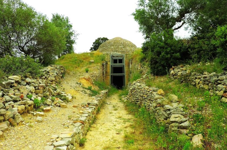Ο δρόμος και η είσοδος του μυκηναϊκού θολωτού τάφου της Περιστεριάς στην Τριφυλία