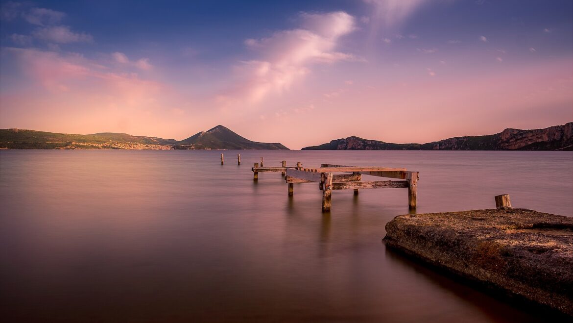 Η βόλτα της ημέρας: Σφακτηρία — το νησί που κλείνει τον όρμο και ανοίγει την ιστορία