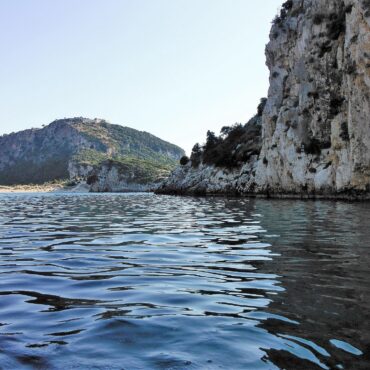 Το Παλαιόκαστρο του Ναβαρίνου όπως φαίνεται από την παραλία της Βοϊδοκοιλιάς