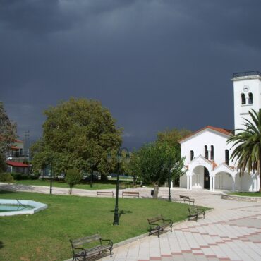 Η κεντρική πλατεία του Πεταλιδιού με τον ναό του Αγίου Νικολάου