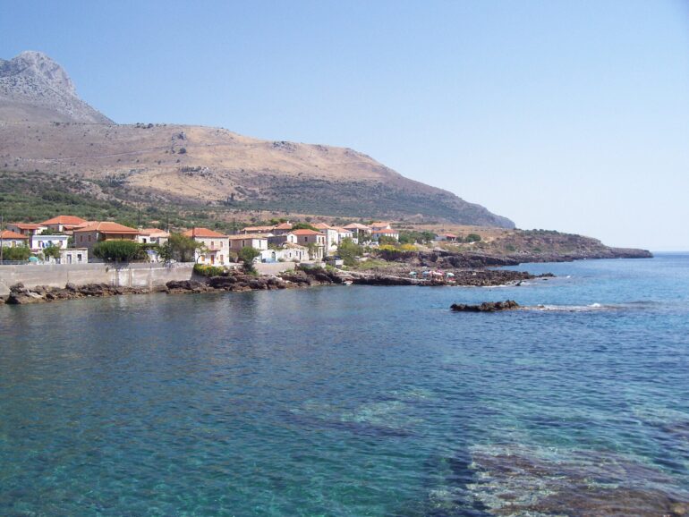 Η Τραχήλα της Μάνης με τα πέτρινα σπίτια της πάνω στον μικρό όρμο