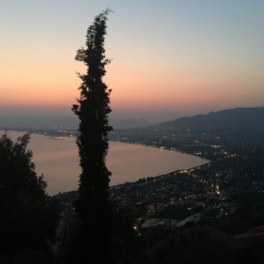Η Καλαμάτα και ο Μεσσηνιακός κόλπος από τη Βέργα το σούρουπο