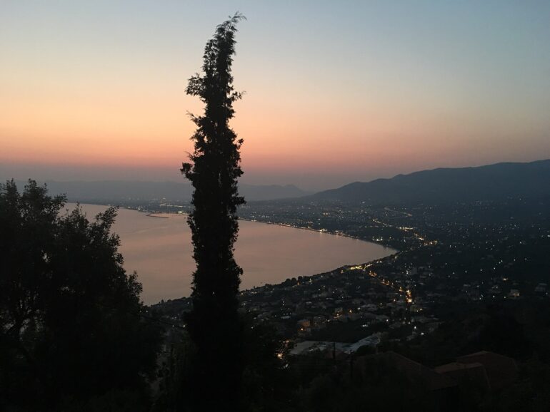 Η Καλαμάτα και ο Μεσσηνιακός κόλπος από τη Βέργα το σούρουπο