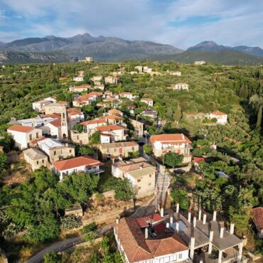 Οι Άνω Δολοί από ψηλά, με φόντο τις κορυφές του Ταϋγέτου