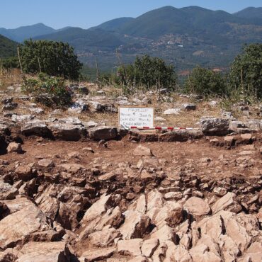 Η ανασκαφή στον προϊστορικό οικισμό της Μάλθης με θέα την κοιλάδα του Σουλιμά