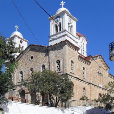 Ο μεγάλος πετρόχτιστος ναός της Αγίας Βαρβάρας με τα δίδυμα καμπαναριά στον Κάμπο Αβίας