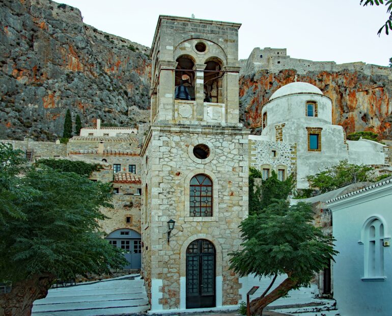 Καμπαναριό και εκκλησίες της κάτω πόλης της Μονεμβασιάς κάτω από τον βράχο