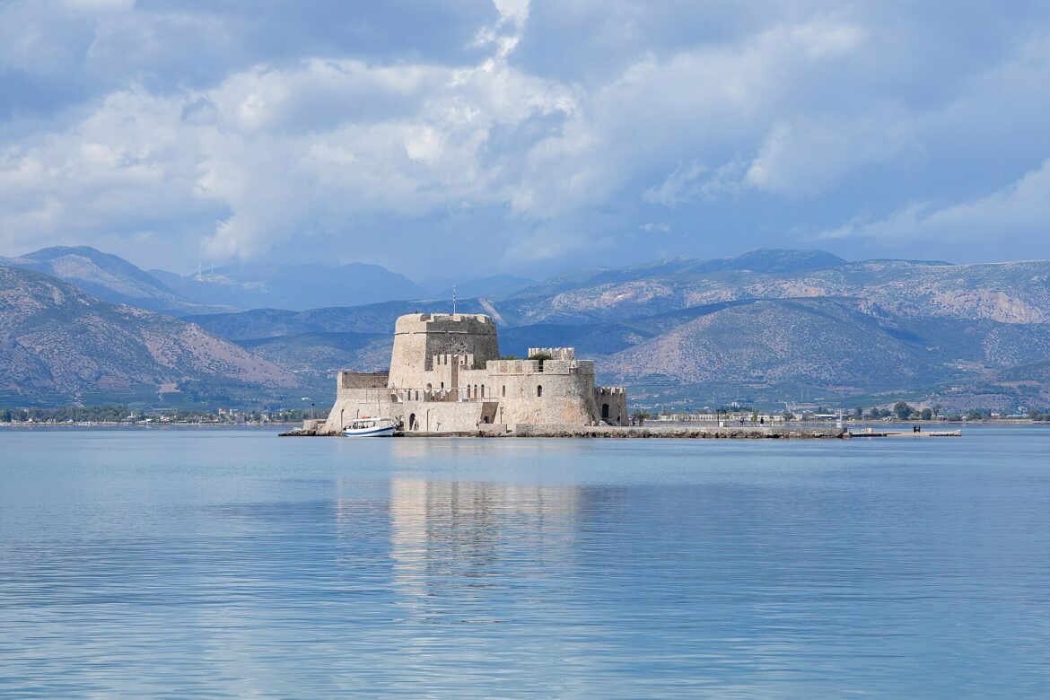 Το Μπούρτζι, το φρούριο-νησάκι στο λιμάνι του Ναυπλίου