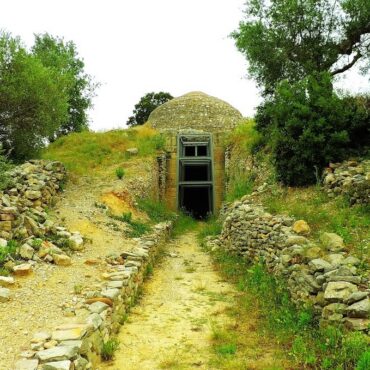 Ο δρόμος και η είσοδος του μυκηναϊκού θολωτού τάφου της Περιστεριάς στην Τριφυλία