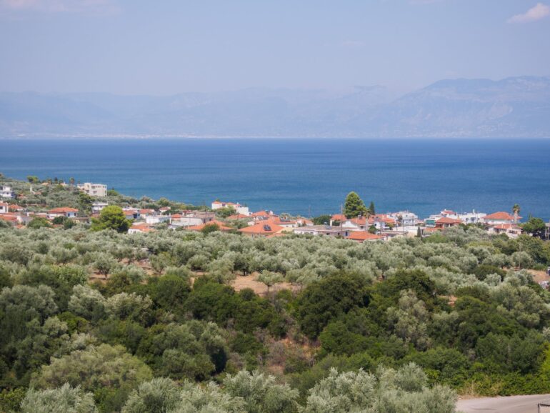 Οι Χράνοι Μεσσηνίας από ψηλά, με τα κεραμίδια των σπιτιών, τους ελαιώνες και τον Μεσσηνιακό κόλπο