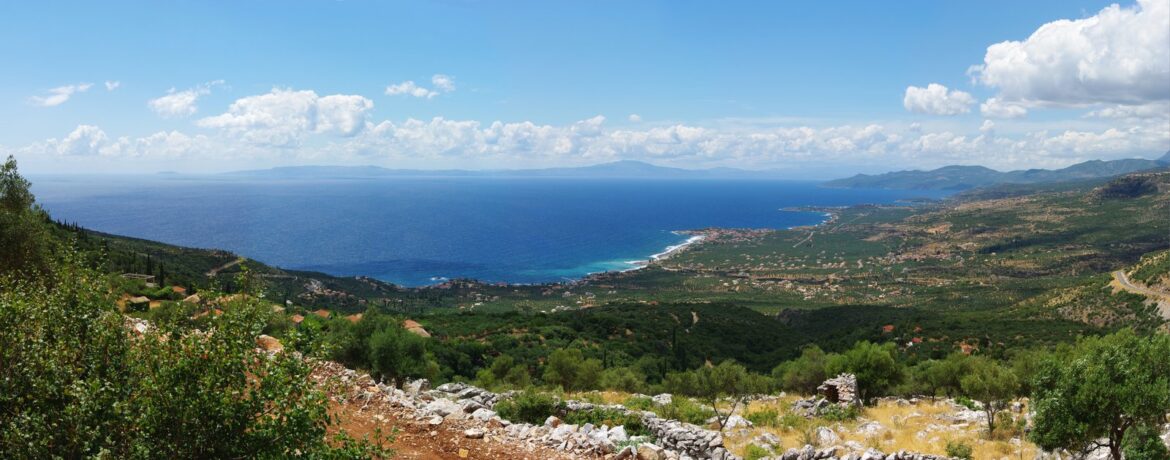 Πανοραμική θέα του Μεσσηνιακού κόλπου με την ακτογραμμή της έξω Μάνης και τους ελαιώνες να κατεβαίνουν στη θάλασσα
