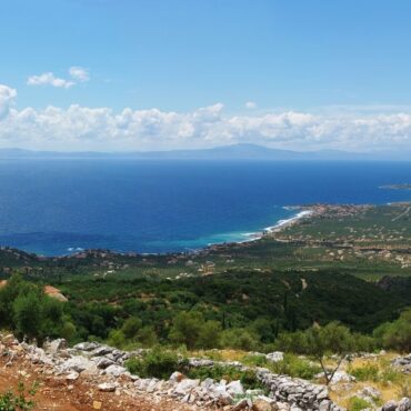 Πανοραμική θέα του Μεσσηνιακού κόλπου με την ακτογραμμή της έξω Μάνης και τους ελαιώνες να κατεβαίνουν στη θάλασσα
