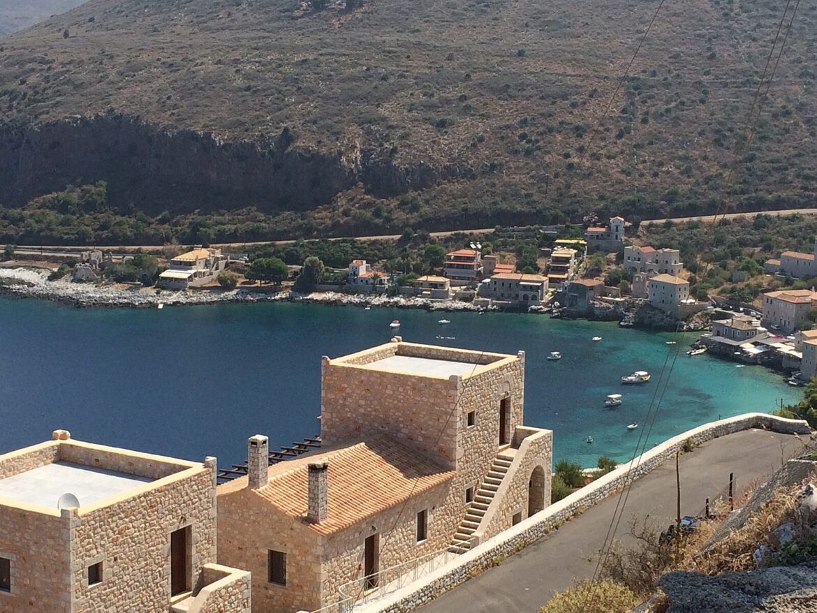 Το Λιμένι της Μάνης από ψηλά, με τα πέτρινα σπίτια στην άκρη του κόλπου