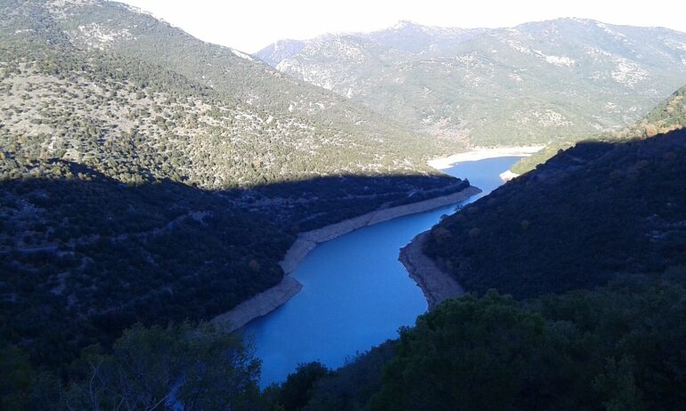 Η τεχνητή λίμνη του Λάδωνα ανάμεσα στις πλαγιές της Γορτυνίας