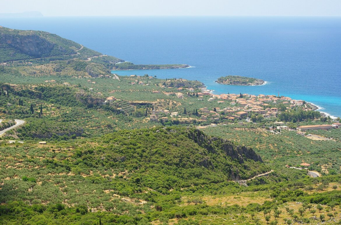 Η Καρδαμύλη και το νησάκι Μερόπη από ψηλά, με τους ελαιώνες και τη γαλάζια θάλασσα της έξω Μάνης