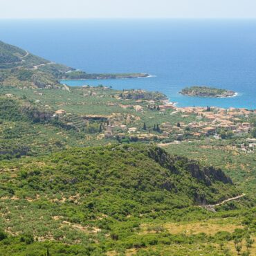 Η Καρδαμύλη και το νησάκι Μερόπη από ψηλά, με τους ελαιώνες και τη γαλάζια θάλασσα της έξω Μάνης