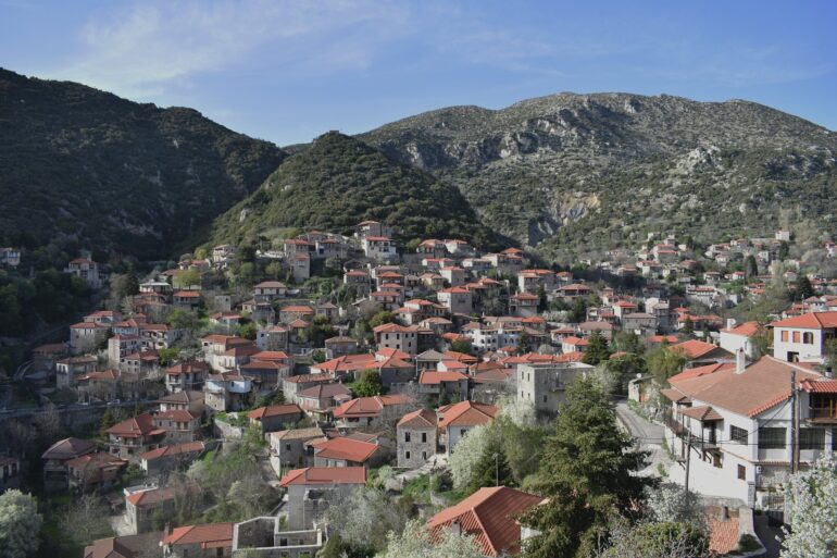 Πανοραμική άποψη της πετρόχτιστης Στεμνίτσας στην ορεινή Αρκαδία