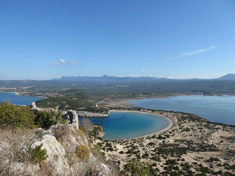 Η παραλία της Βοϊδοκοιλιάς στην Πύλο με τα γαλάζια νερά της