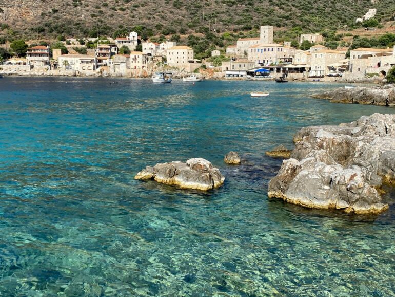 Το Λιμένι της Μάνης με τα πέτρινα σπίτια και τα γαλαζοπράσινα νερά
