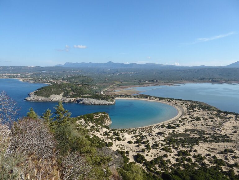 Ο κόλπος της Βοϊδοκοιλιάς στη Μεσσηνία από ψηλά, με τη λιμνοθάλασσα και τα βουνά στο βάθος