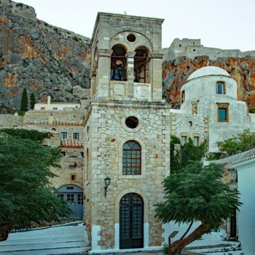 Καμπαναριό και εκκλησίες της κάτω πόλης της Μονεμβασιάς κάτω από τον βράχο