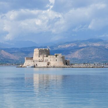 Το Μπούρτζι, το φρούριο-νησάκι στο λιμάνι του Ναυπλίου