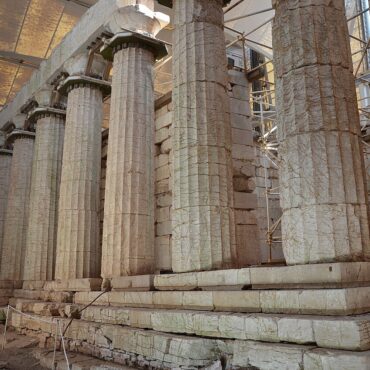Η ανατολική κιονοστοιχία του ναού του Επικούριου Απόλλωνα στις Βάσσες