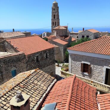 Η Αρεόπολη από ψηλά με τον ναό των Ταξιαρχών