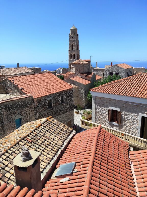 Η Αρεόπολη από ψηλά με τον ναό των Ταξιαρχών