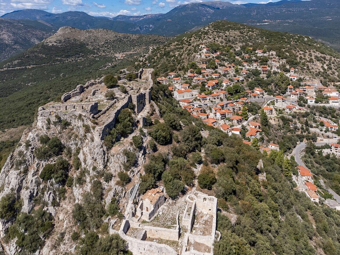 Η βόλτα της ημέρας: Καρύταινα — το «Τολέδο» της Γορτυνίας πάνω από τον Αλφειό