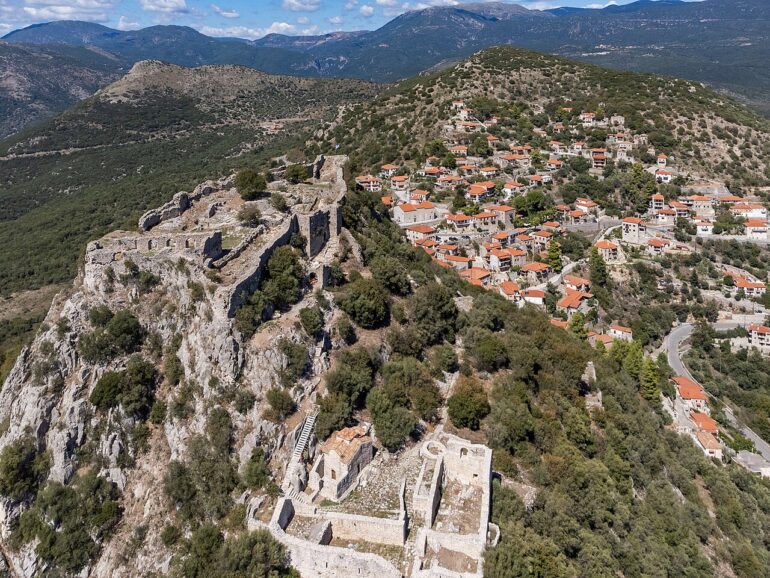 Η Καρύταινα και το κάστρο της από ψηλά