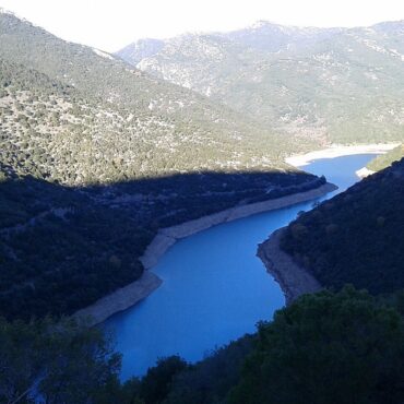 Η τεχνητή λίμνη του Λάδωνα ανάμεσα στις πλαγιές της Γορτυνίας