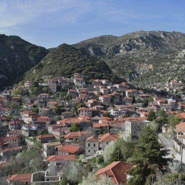 Πανοραμική άποψη της πετρόχτιστης Στεμνίτσας στην ορεινή Αρκαδία