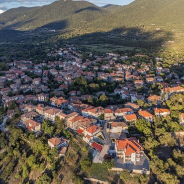 Η Βυτίνα από ψηλά, μέσα στο πράσινο του Μαινάλου