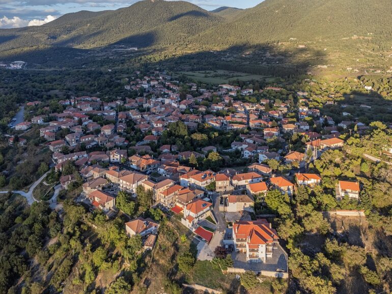 Η Βυτίνα από ψηλά, μέσα στο πράσινο του Μαινάλου
